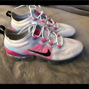 Slightly uses Women’s Nike Vapormax!